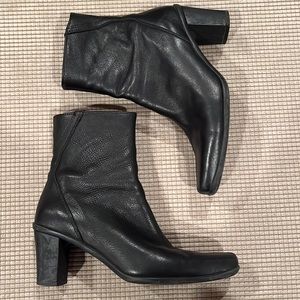 La Canadienne waterproof leather heeled and lined booties; size 8